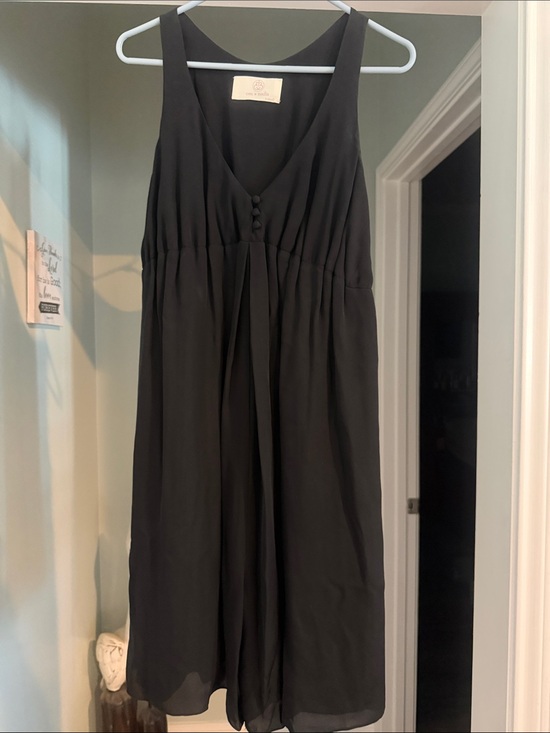 Om + nadis Dresses & Skirts - I’m -+ basis Black Sleeveless V-Neck Midi Scort - Casual Elegance